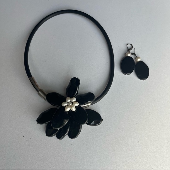 NEW The Purple Door The Simone Necklace Black Flower with matching earrings - Picture 1 of 8